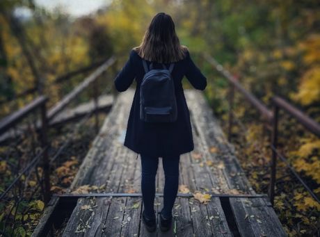 Αυτός που σε κρατάει ψηλά, κρατάει και τον τρόπο που θα πέσεις χαμηλά...
