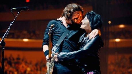 Εμφάνιση των Nirvana χθες με την Joan Jett στην θέση του Cobain