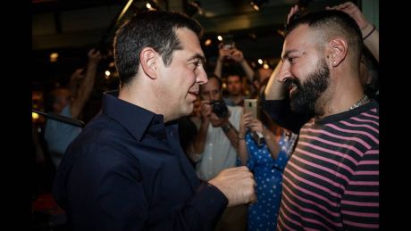 Ο ράπερ «Υποχθόνιος» εξήγησε στον Αλέξη Τσίπρα τι σημαίνει… μαμά!