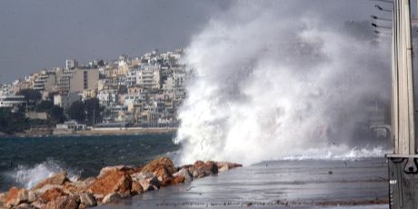 «Ξενοφών»: Σαρώνει την Ελλάδα, μεγάλα προβλήματα σε Θεσσαλονίκη και Χαλκίδα