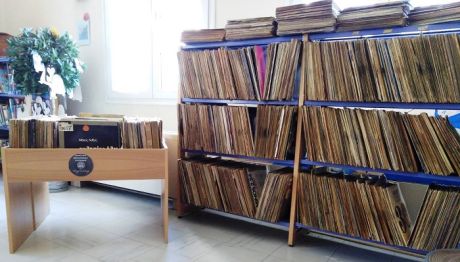 Χιλιάδες δίσκοι βινυλίου εντοπίστηκαν στο δημοτικό αμαξοστάσιο στην Κατερίνη