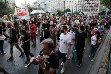 Διαμαρτυρήθηκαν οι καλλιτέχνες στο Μέγαρο Μαξίμου