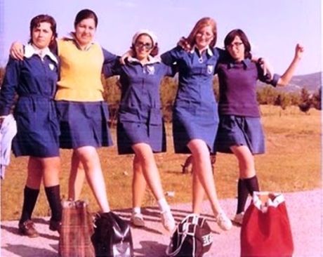 10 τραγούδια από τα 70's, τότε που τα κορίτσια φορούσαν ποδιές στα σχολεία