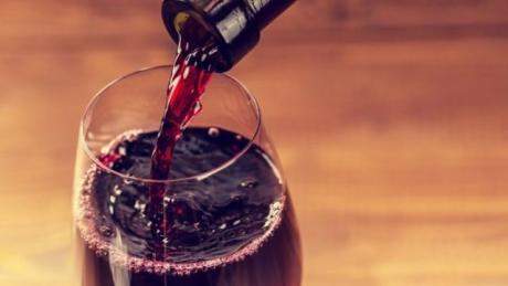 Όσοι δεν πίνουν καθόλου αλκοόλ στη μέση ηλικία, είναι πιθανότερο να εμφανίσουν άνοια στην τρίτη 