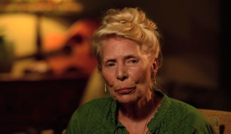 η Joni Mitchell παραμένει στο νοσοκομείο