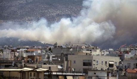 Σε ύφεση η φωτιά που είχε ξεσπάσει στο Βύρωνα. Έγκαιρη παρέμβαση της πυροσβεστικής