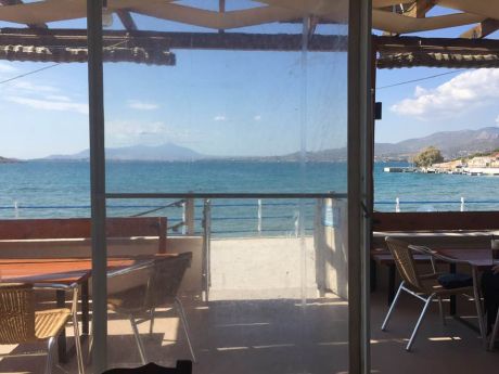 Απολαμβάνουμε τον καφέ μας, το φαγητό μας, ακούγοντας μουσική και τι βλέπουμε;