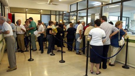 Πόσο μειώνονται οι αποδοχές για 2,6 εκατ. συνταξιούχους