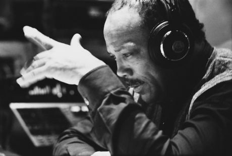 Τι καλύτερο για ξεκίνημά της από ήχους σκέτο Μαύρο Βελούδο...