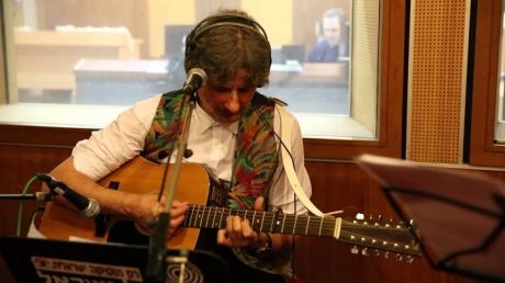 Bob Theil: Ο μουσικός με τη Κέλτικη την ατμόσφαιρα, τον έντονο λυρισμό και μία δόση folk