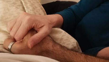 Συγκλονιστική μαρτυρία: Είμαι ένας από τους ανώνυμους πάσχοντες που είτε επιβιώνουν είτε πεθαίνουν αβοήθητοι στο σπίτι τους