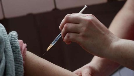 1.000.000 ανταποκρίθηκε άμεσα στην έκκληση του Μακρόν για εμβολιασμό, εδώ στην έκκληση Μητσοτάκη-Τσίπρα, έκαναν διαδήλωση στο Σύνταγμα