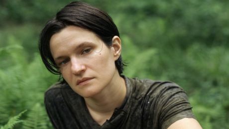 Η τραγουδίστρια των Big Thief, Adrianne Lenker, “dragon eyes”