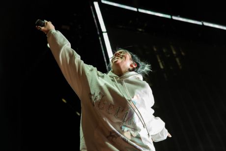 H Billie Eilish έβαλε τέλος στο σερί των 19 εβδομ. στο Νο 1 του Lil Nas X