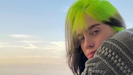H Billie Eilish διασκευάζει το Something των Beatles