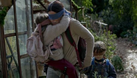 Σάλος με σκηνή στο «Bird Box» του Netflix - Ποια κυβέρνηση ζητά την απόσυρσή της και γιατί