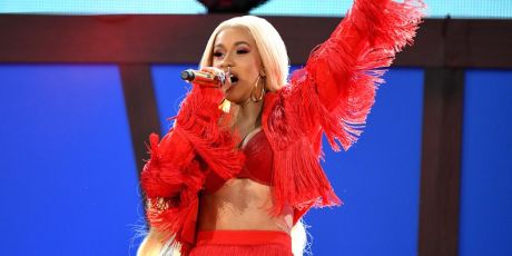 Πρώτη live εμφάνιση της Cardi B μετά την γέννα της 