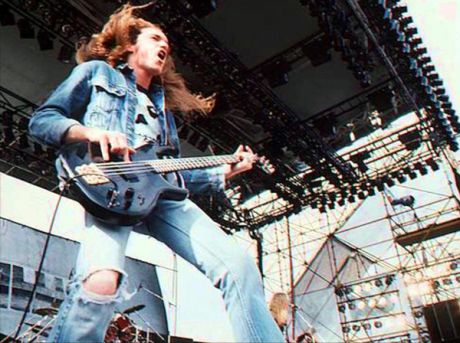 Η φοβερή εισαγωγή από το For Whom the Bell Tolls του Cliff Burton