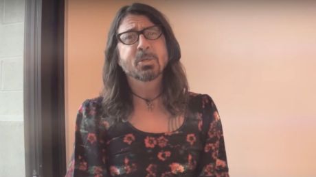 Τρελός, αλλά αγαπάει και ξέρει από μουσική Dave Grohl διασκευάζει Lisa Loeb