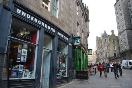 To DNA οδηγεί Δάφνη και Λουίζα Ζουγρή στα δισκάδικα της Βρετανίας