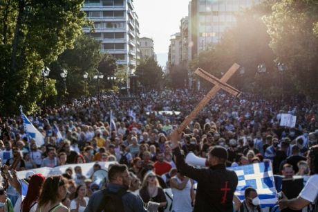 Εμβόλια: Ο Έλληνας πεθαίνει να πηγαίνει κόντρα στο κατεστημένο
