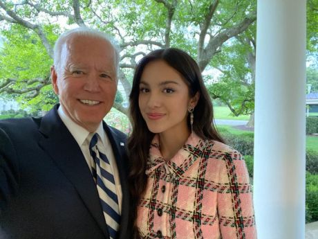 Η Ολίβια Ροντρίγκο ενθαρρύνει τους νέους Αμερικανούς να εμβολιαστούν κατά της Covid-19