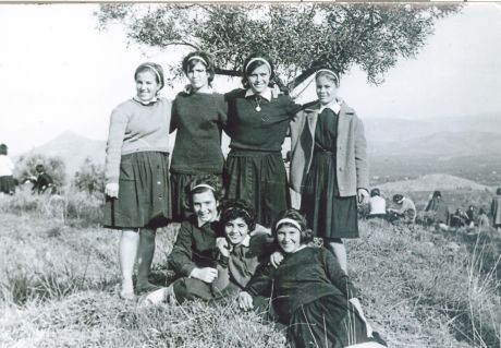 Δεκαετία του '70,  ροκ και ποδιές στα σχολεία 