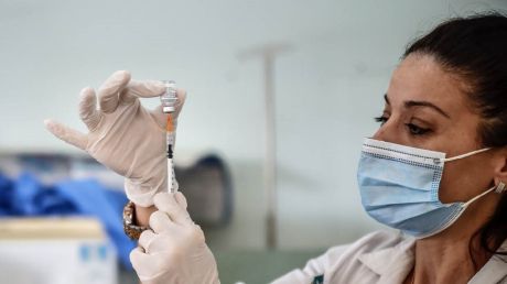Μην σας κάνει εντύπωση, ίσως αυτοί που δεν θέλουν τα εμβόλια πιστεύουν αυτά που έβλεπαν στις σατιρικές εκπομπές, ότι θα γίνουν πίθηκοι σε 2 χρόνια