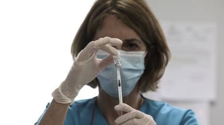 Όσοι πιστεύουν ότι ο ιός είναι ακίνδυνος και θα φύγει σύντομα μάλλον κάνουν λάθος