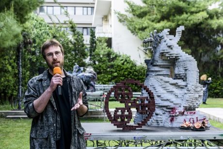 FFF6: Οι υβριδικές συνθέσεις του Πέτρου Μώρη συνομιλούν με τα αρχαία αυτόματα στο προαύλιο του Μεγάρου Υπατία