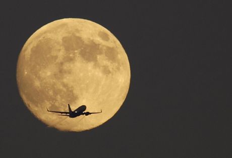 Fly me to the Moon – Perform in Art,  Σάββατο 24 & 31 Δεκεμβρίου 2016 στον Διεθνή Αερολιμένα Αθηνών