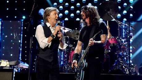 O Paul Mc Cartney παρουσίασε τους Foo Fighters στο R&RHOF