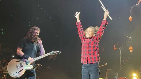 Οι Foo Fighters παίζουν το Everlong με την 11χρονη Nandi Bushell