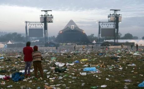 Τα σκουπίδια πνίγουν το φεστιβάλ Glastonbury και απειλούν τη φήμη του