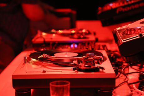 Η Ελληνική club κουλτούρα των 80s ξαναζεί στη Στέγη...