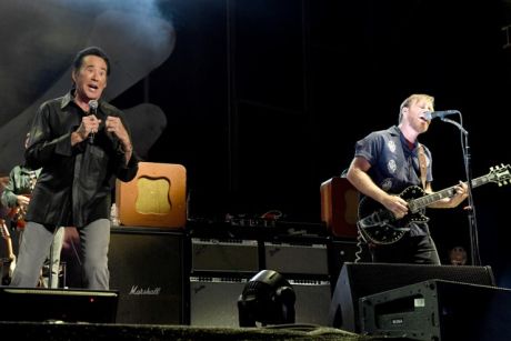 Black Keys με Wayne Newton στο Λας Βέγκας τραγουδούν το Lonely Boy