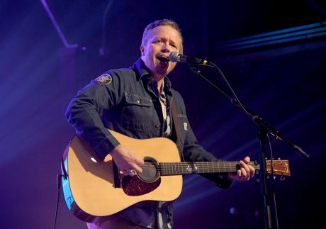 O Jason Isbell ματαίωσε συναυλία γιατί το κοινό δεν είχε εμβολιασθεί