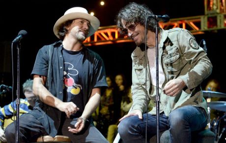 Συγκινητική εμφάνιση Eddie Vedder με αναφορές στον Chris Cornell