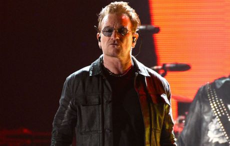 Ο Bono στη λίστα του περιοδικού Glamour για τις γυναίκες της χρονιάς, λόγω της προσφοράς του υπέρ της ισότητας...