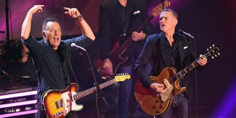 Bruce Springsteen, Bryan Adams τραγουδούν το  'Cuts Like a Knife' στοToronto