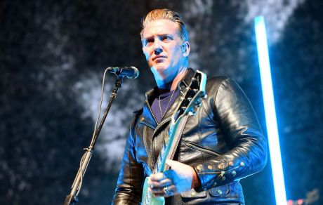 O Josh Homme των QOTSA κλώτσησε φωτογράφο στο Λος Άντζελες 