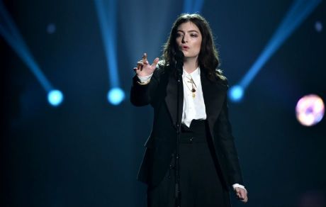 Η ζωή έχει δυσκολίες και οι νέοι είναι καλομαθημένοι, η ραπ προμοτάρει την αποχαύνωση 