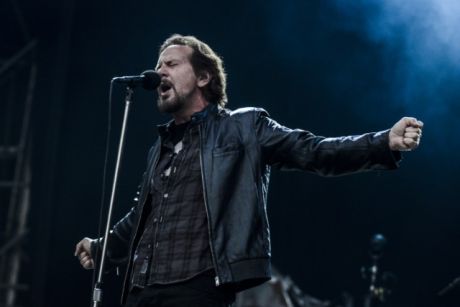  O Eddie Vedder τραγουδά το  “Help!” των Beatles στην Πράγα
