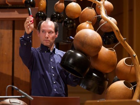 Το Ensemble Musikfabrik ερμηνεύει Harry Partch στη Στέγη - Ένα εικαστικό και ηχητικό θέαμα απαράμιλλης ομορφιάς