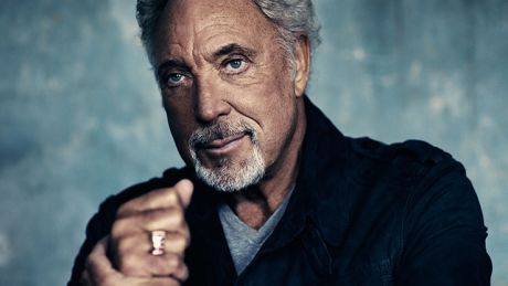 O Tom Jones έγινε 81 ετών, τραγούδια του σε ταινίες