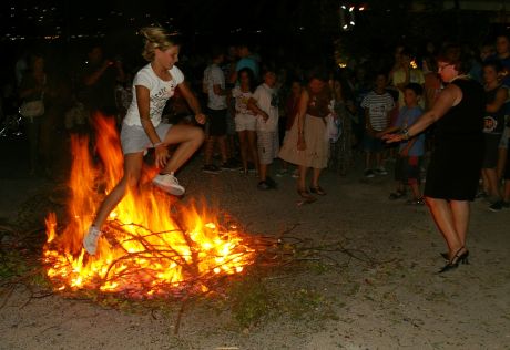 Ένα έθιμο που 'έβαζε φωτιά' στην Αθήνα σχεδόν δεν υπάρχει πια