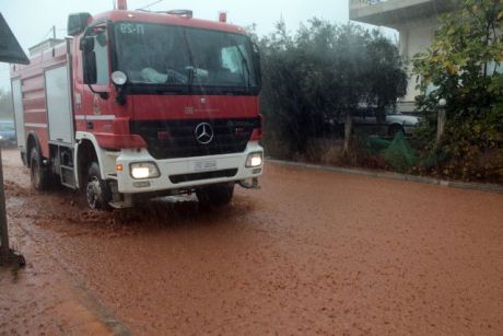 Διασώθηκε η τριμελής οικογένεια στους Σοφάδες Καρδίτσας, προσπάθειες σε όλη τη χώρα