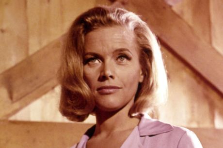 Honor Blackman, η Pussy Galore κορίτσι του James Bond στο Goldfinger, πέθανε 94 ετών