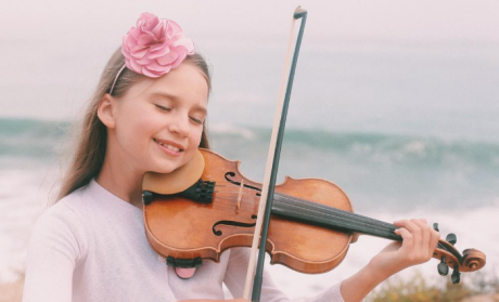 Κοριτσάκι 9 ετών παίζει με βιολί το Despacito, από τα τραγούδια της γενιάς της 