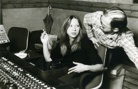 «λπ» σημαίνει μόνο Λένα Πλάτωνος - Έρχεται τον Δεκέμβριο στη Στέγη